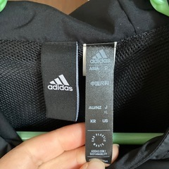 adidas ウインドブレーカーの画像