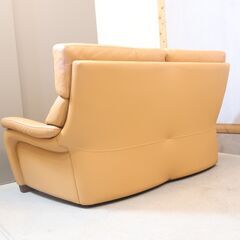 karimoku(カリモク家具)より本革を使用したZT73 2人掛けソファーです！コンパクトでありながらシートはゆったりとした上品なデザインのレザーソファ。明るい色合いでリビングを華やかに♪の画像