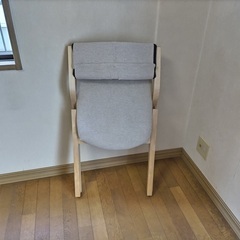 【木製でリビングに合いそう】折りたたみイスの画像