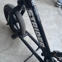 ストライダー 黒 スタンド付きの画像