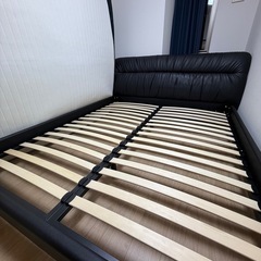 黒いクイーンサイズのベッドフレーム（すのこ型）