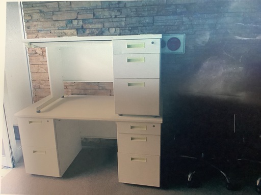 事務用ディスク2台、椅子2台