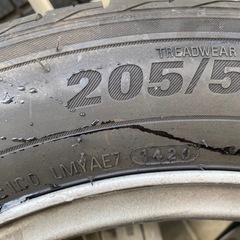 フォルクスワーゲン　ビートル　純正　ホイール　光沢のある黒に業者塗装　タイヤ付きの画像