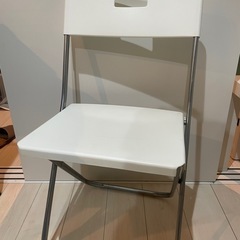 テレビ台とパイプ椅子の画像