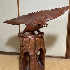 [取引決定]精悍！迫力ある鷲か鷹の木彫りの置き物の画像