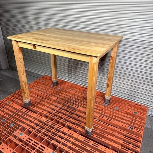 「無垢材テーブル（79×56×70cm） シンプル＆頑丈✨配送対応あり」\n無垢材　テーブル　机　デスク