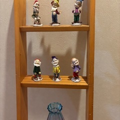 小人と棚　画像の物全ての画像