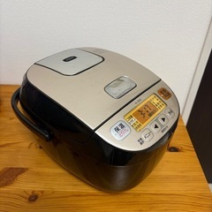 【取引中】炊飯器と米櫃セットの画像