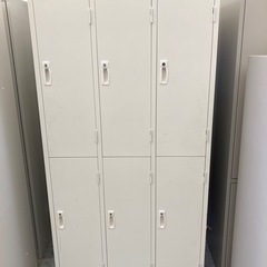【中古オフィス家具在庫多数】中古美品 鍵付き 更衣ロッカー 6人...