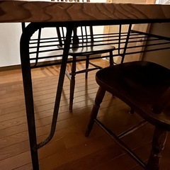 アンティーク調テーブルの画像