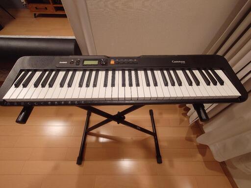 61鍵の電子キーボード、Casiotone CT-S200、おまけにスタンダード付き