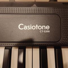61鍵の電子キーボード、Casiotone CT-S200、おまけにスタンダード付きの画像