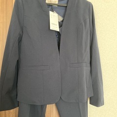 新品未使用 ノーカラー パンツスーツの画像