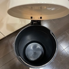 お譲り先決まりました＊ゴミ箱白の画像