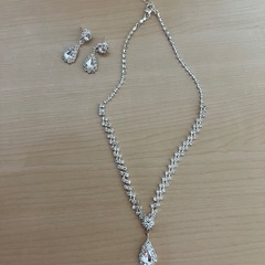 ネックレス、ピアスの画像