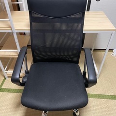 ゲーミングチェアとパソコンデスクの画像