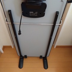 39.　TOSHIBA ズボンプレッサー  HIP-T32 12年製の画像