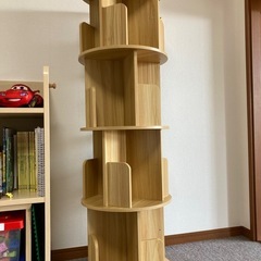 APPOLYN本棚 回転式本棚 4段 直径４０CM*高さ128CM A4紙が入る高さ コミックラック 漫画 絵本棚 収納棚 大容量 CDラック DVDラック オークの画像