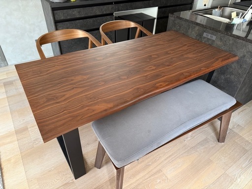 ダイニングテーブル&イス2脚と長椅子