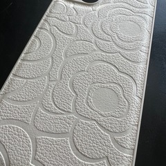 ☆新品☆iPhone13用ホワイト 花柄エンボス加工 iPhoneケースの画像