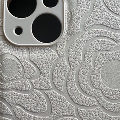 ☆新品☆iPhone13用ホワイト 花柄エンボス加工 iPhoneケースの画像
