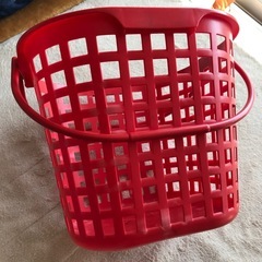赤い洗濯カゴの画像