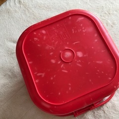 赤い洗濯カゴの画像