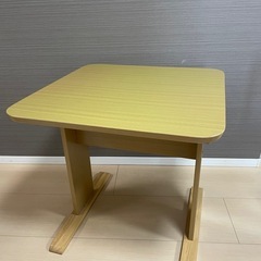 ダイニングテーブルの画像