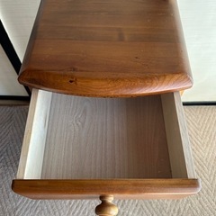 電話機などを置くと思われる棚の画像