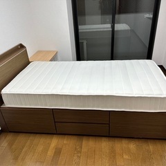 床とマットレスの画像