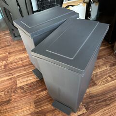 シンプルなフタ付き45Lゴミ箱 （ペダル式）の画像