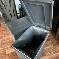 シンプルなフタ付き45Lゴミ箱 （ペダル式）の画像