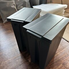 シンプルなフタ付き45Lゴミ箱 （ペダル式）の画像