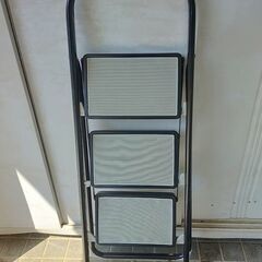 △ 折りたたみ踏台3段 折りたたみ踏台 メーカー不明 滑り止めの部分破損と傷あり 現状渡しの画像