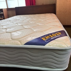 マットレス付きセミダブルベッドの画像