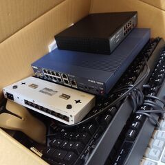 【取引決定済み】ケーブルやルーター、金属類等ごちゃ混ぜ/PCソフトキーボード等 計2箱の画像