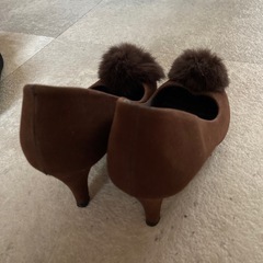 茶色のファー付きヒールの画像