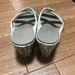 クロックスヒールサンダルの画像