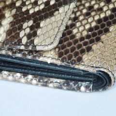 【ご成約済】パイソンレザー三つ折り財布（箱入り・未使用）の画像
