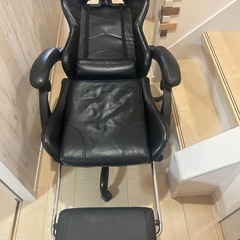 ゲーミングチェア 170°リクライニング 収納式フットレストの画像