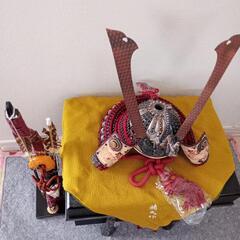 五月人形兜と弓飾りの画像