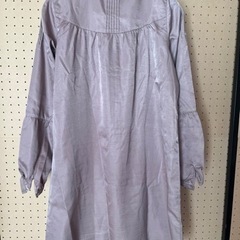 絹のような光沢のポリエステル100%           ワンピース（くすみピンク）の画像