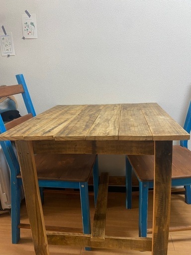 カフェ風木製テーブルと椅子