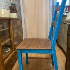 カフェ風木製テーブルと椅子　の画像