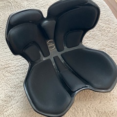 デスクワーク用の補助椅子の画像