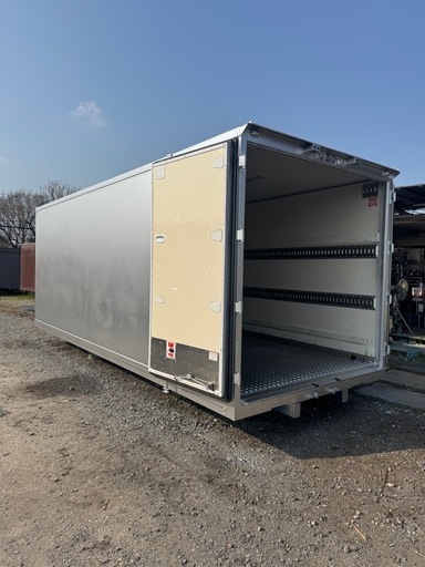 仕上げ済み！断熱材入り！バイクガレージ！使い勝手抜群！倉庫物置用 4トン保冷ロングコンテナ