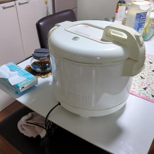 昭和時代？の大型炊飯器です。