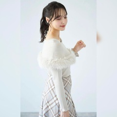 tocco オフショルファー付きケープライク袖口フリルリブニットプルオーバー / ホワイトの画像