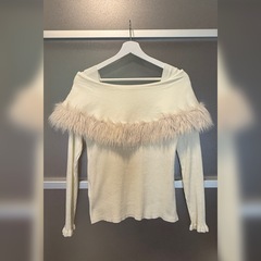 tocco オフショルファー付きケープライク袖口フリルリブニットプルオーバー / ホワイトの画像