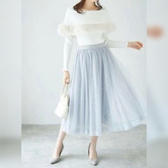tocco オフショルファー付きケープライク袖口フリルリブニットプルオーバー / ホワイトの画像
